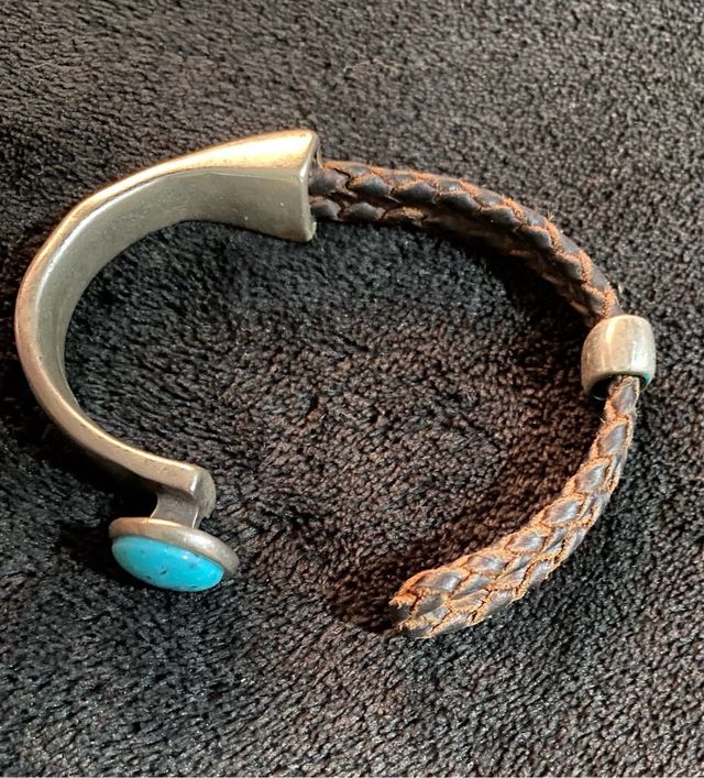 Pulsera de metal, cuero y turquesa