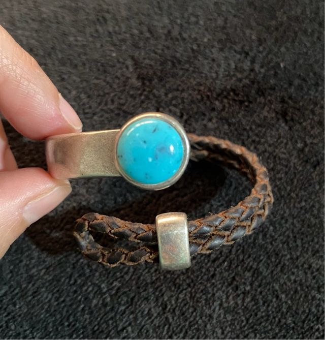 Pulsera de metal, cuero y turquesa
