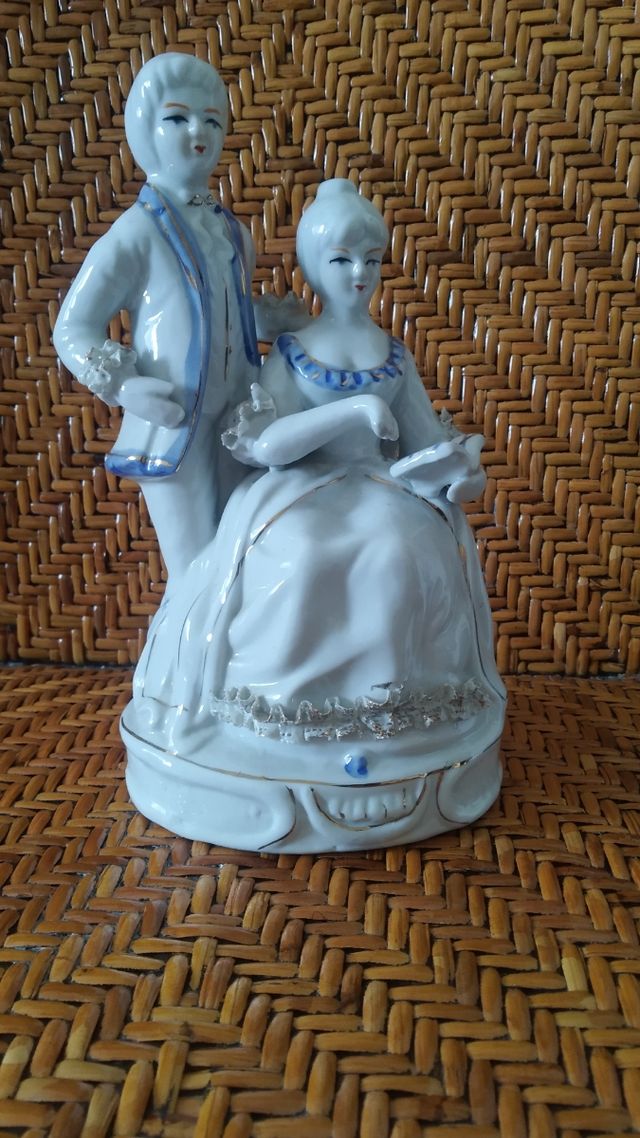 Figuras hombre y mujer porcelana antigua