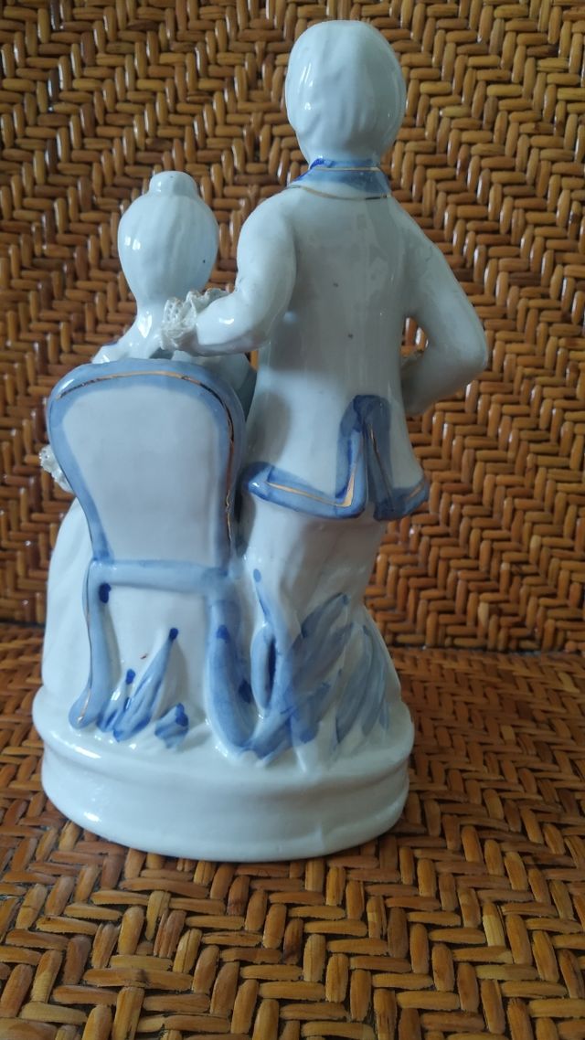 Figuras hombre y mujer porcelana antigua