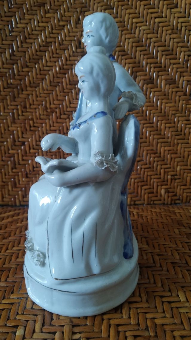 Figuras hombre y mujer porcelana antigua