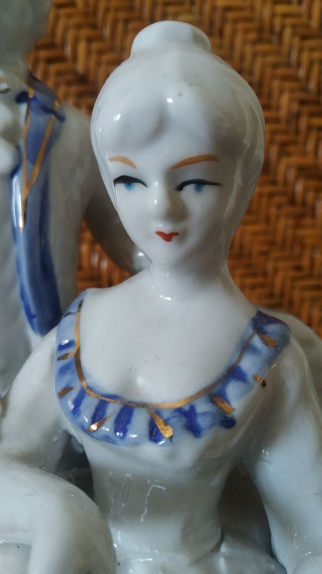 Figuras hombre y mujer porcelana antigua