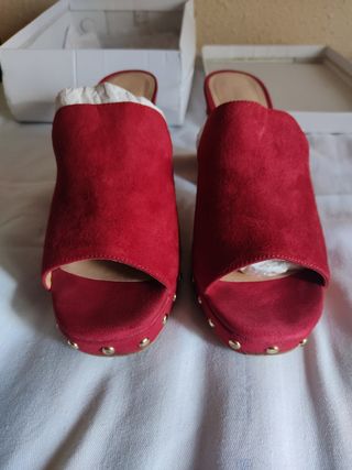 SANDALIAS ROJAS. TACHUELAS.NUMERO 40.