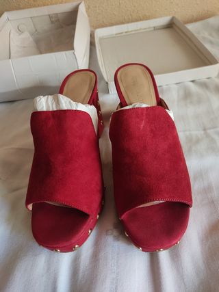 SANDALIAS ROJAS. TACHUELAS.NUMERO 40.