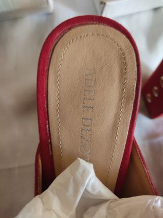 SANDALIAS ROJAS. TACHUELAS.NUMERO 40.