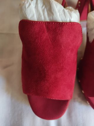 SANDALIAS ROJAS. TACHUELAS.NUMERO 40.