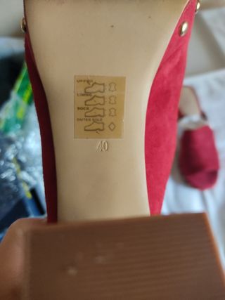SANDALIAS ROJAS. TACHUELAS.NUMERO 40.