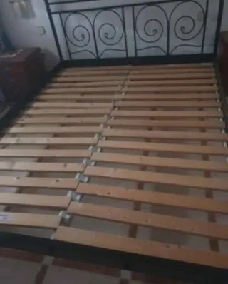 Vendo Cama de forja. Regalo ese juego de licor.