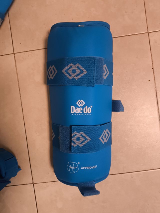 Espinilleras Dae do WKF