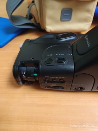 Videocámara Hitachi VHS HQ con bolsa de transporte