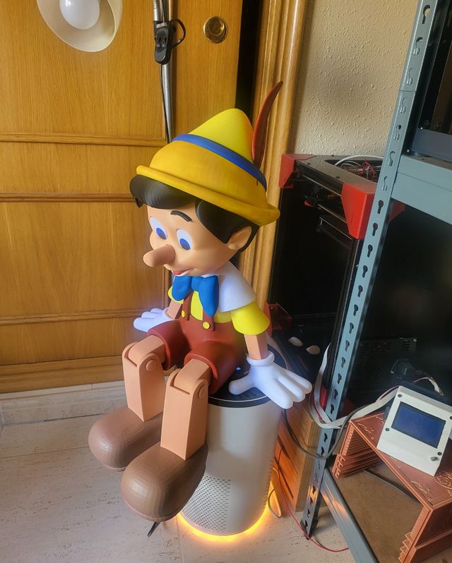 Pinocho en 3d pintado a mano