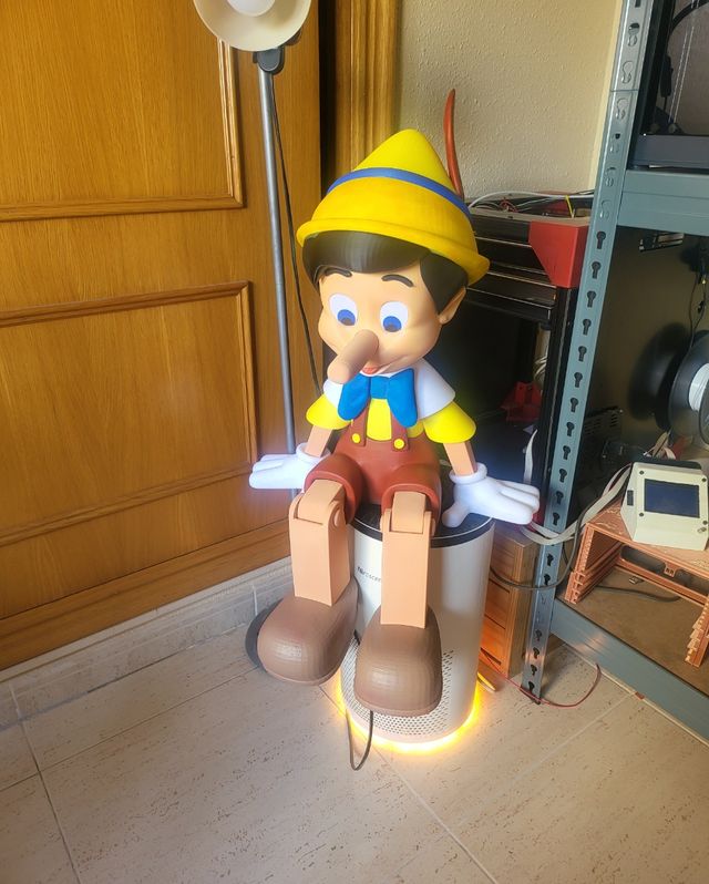 Pinocho en 3d pintado a mano