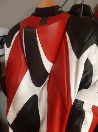 Mono cuero moto , regalo guantes a juego .