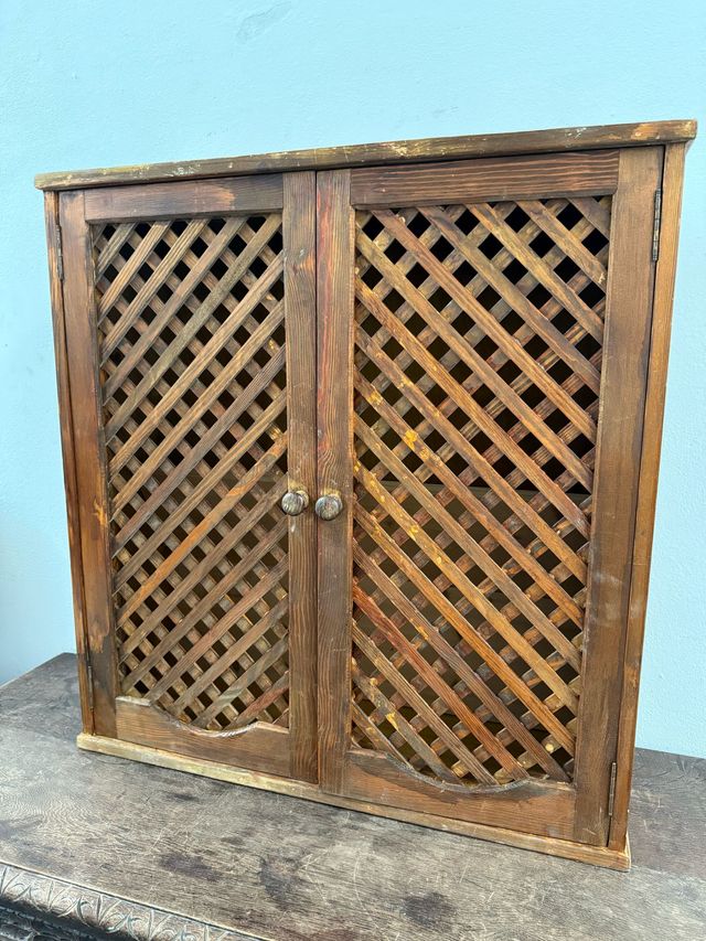 Alacena con 2 bazares y puertas con celosías.