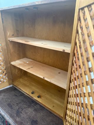 Alacena con 2 bazares y puertas con celosías.