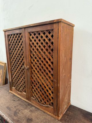 Alacena con 2 bazares y puertas con celosías.