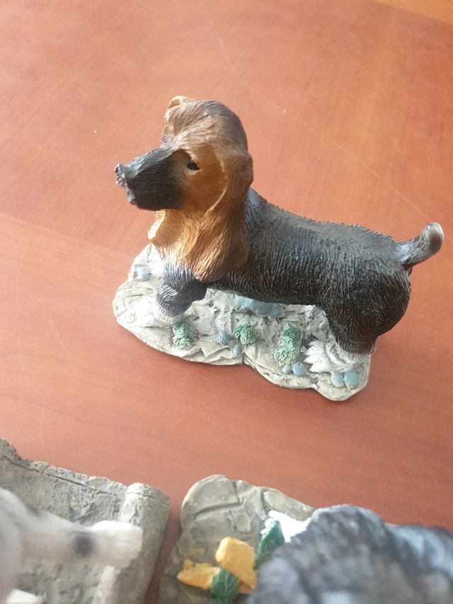 5 figuras de resina Perros
