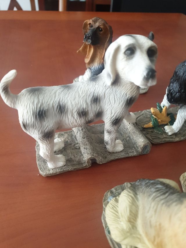 5 figuras de resina Perros