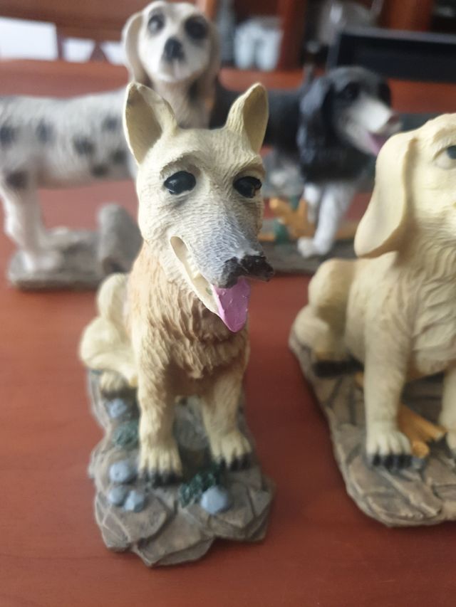 5 figuras de resina Perros
