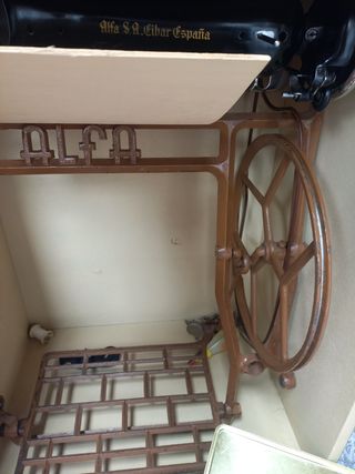 Mueble Máquina de coser Alfa perfecto estado