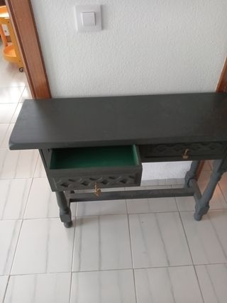 Mesa pintada de negro, restaurada