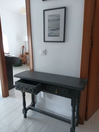 Mesa pintada de negro, restaurada