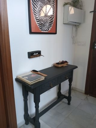 Mesa pintada de negro, restaurada