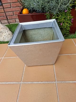 Maceta resina plata 30×30  cms.