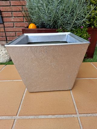 Maceta resina plata 30×30  cms.