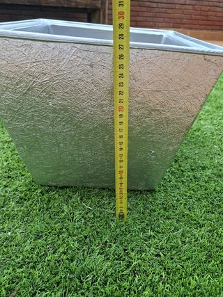 Maceta resina plata 30×30  cms.