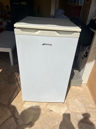 Nevera pequeña smeg tiebe marcas de uso