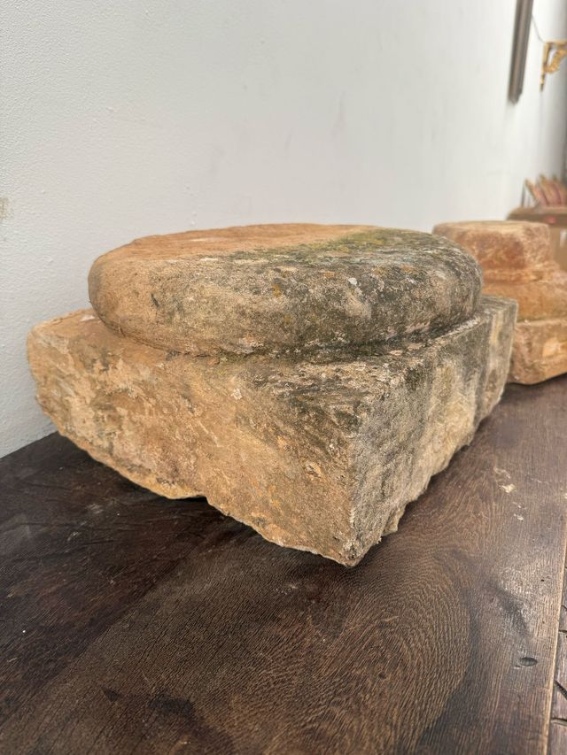 Antiguos capiteles tallados en piedra.