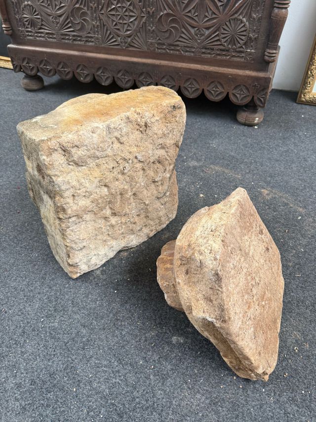 Antiguos capiteles tallados en piedra.