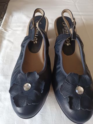 Zapatos azul marino con el talón al aire