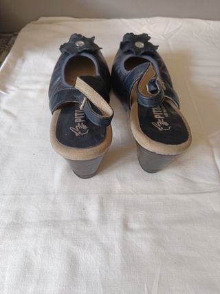 Zapatos azul marino con el talón al aire