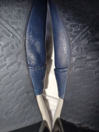 Zapatos azul marino con el talón al aire
