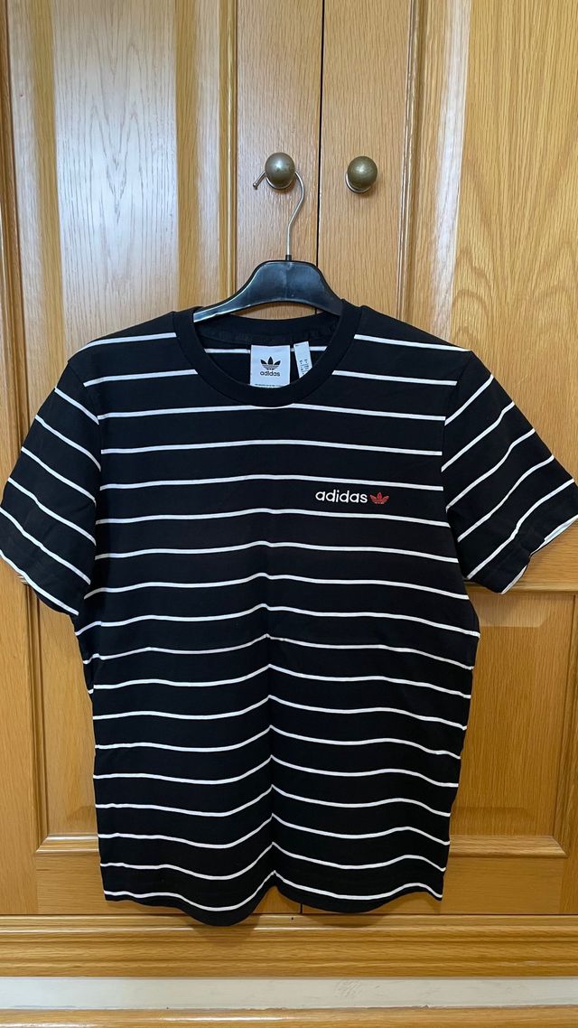 Camiseta Adidas de rayas