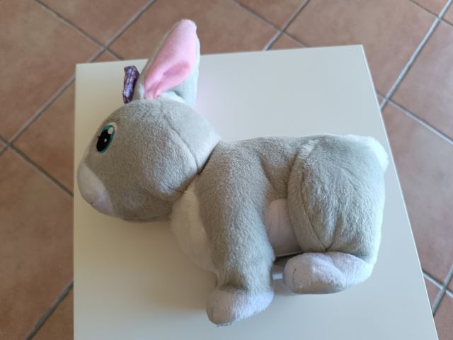 Conejo interactivo camina y hace sonido