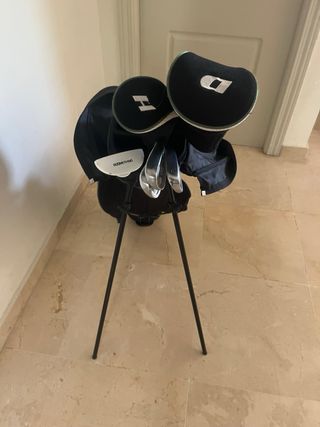 bolsa de golf con palos y accesorios.