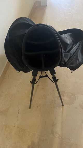 bolsa de golf con palos y accesorios.