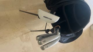 bolsa de golf con palos y accesorios.