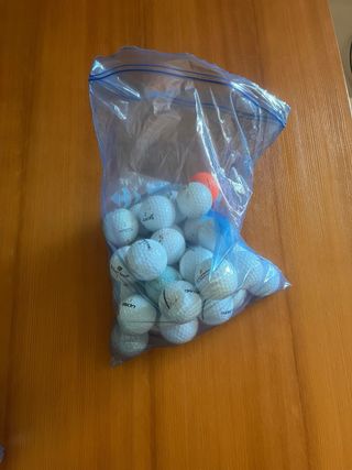 bolsa de golf con palos y accesorios.