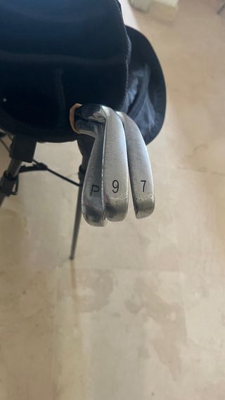 bolsa de golf con palos y accesorios.