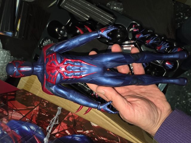 Hot Toys VGM 42 Marvel’s Spider-Man (2099 Black Su