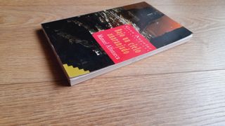 Bajo un cielo anaranjado