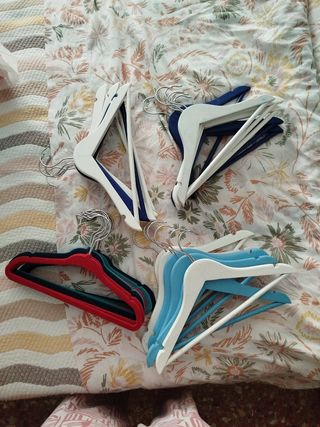 Perchas niños madera y terciopelo