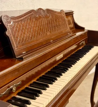 Piano Baldwin marrón oscuro