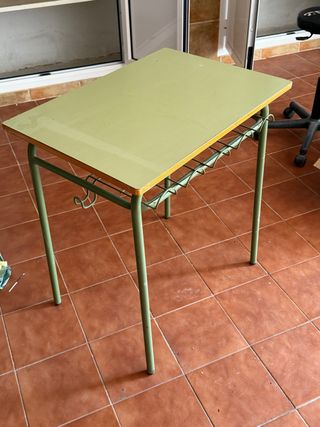 Mesa escuela poco uso