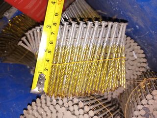 Pistola neumática de clavós y caja de clavos 