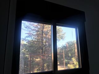 Ventana marron con persiana